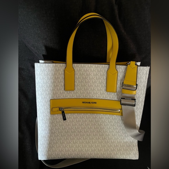 Beautiful Bag 💛💛💛💛 - Picture 2 of 5